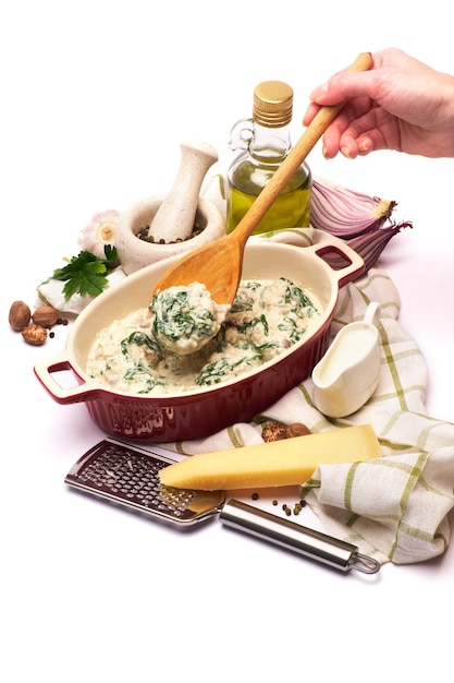 Chef preparando plato rústico